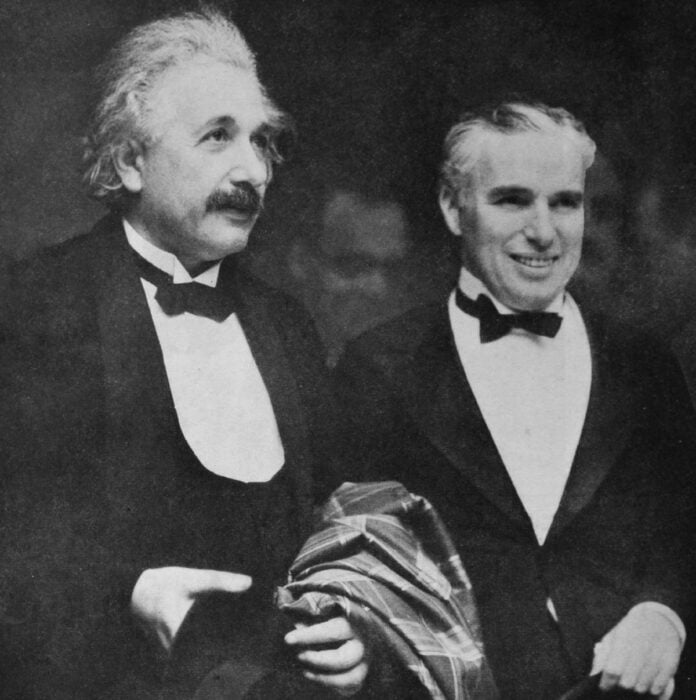 1200px Albert Einstein and Charlie Chaplin City Lights premiere 1931 696x700 21 Extrañas imágenes que parecen increíbles pero en realidad son fotos históricas