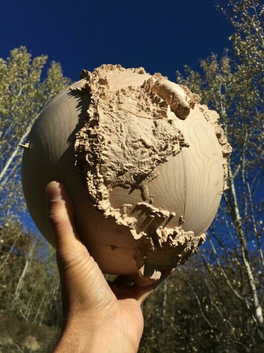 GLobo terráqueo de madera