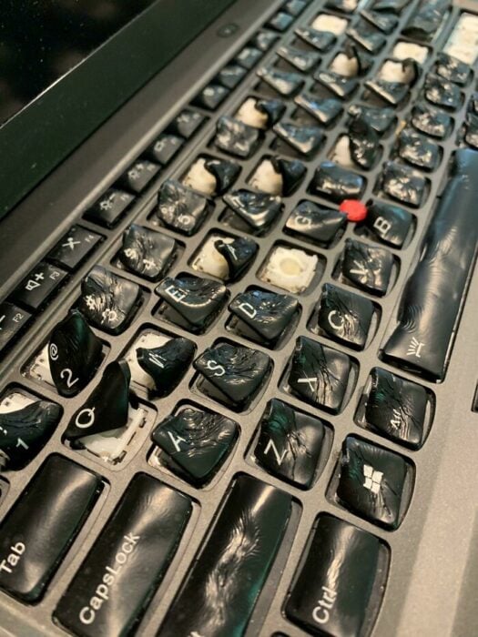 Caffé en el teclado laptop horneada