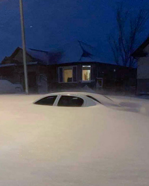 Tormenta de nieve sepulta auto