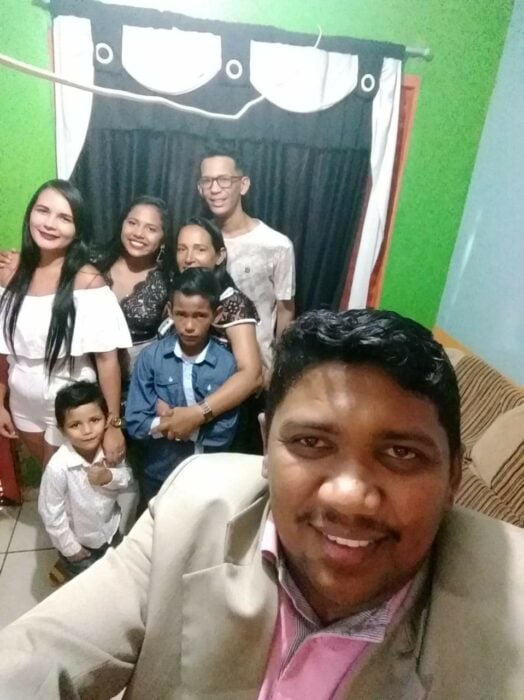 Selfie de una familia reunida en la sala de una casa 
