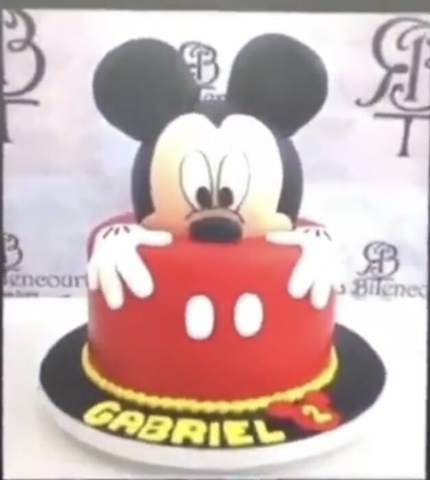 Imagen de un pastel de fondant con la figura de Mickey Mouse 