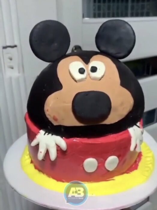 Fotografía de un pastel deforme de la figura de Mickey Mouse 