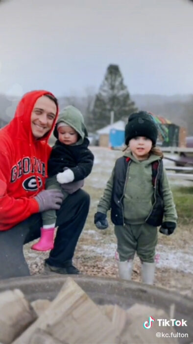 Padre con sus hijas