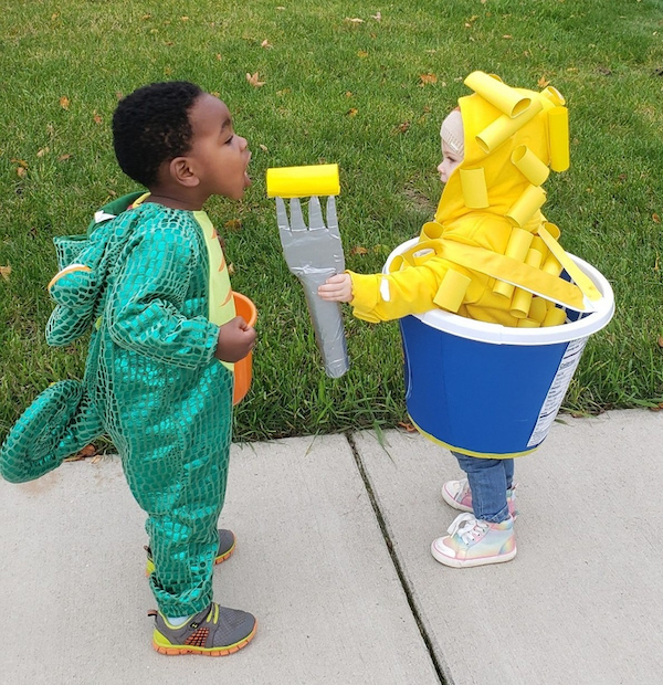 Compartiendo macarroni con un dinosaurio