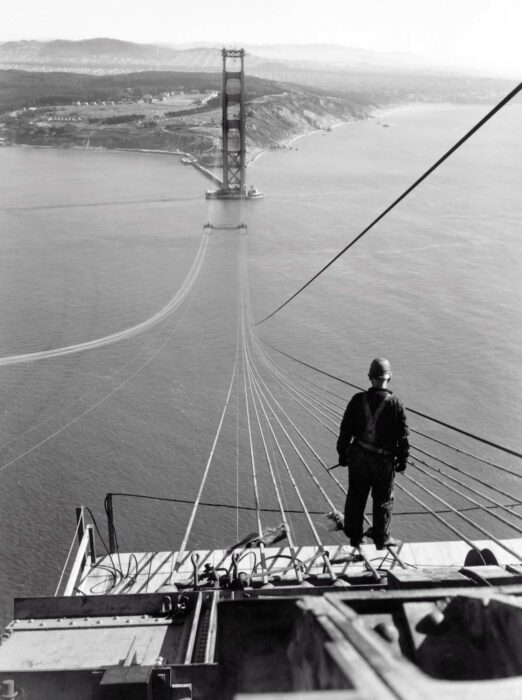 building golden gate bridge photographs 1 522x700 21 Extrañas imágenes que parecen increíbles pero en realidad son fotos históricas