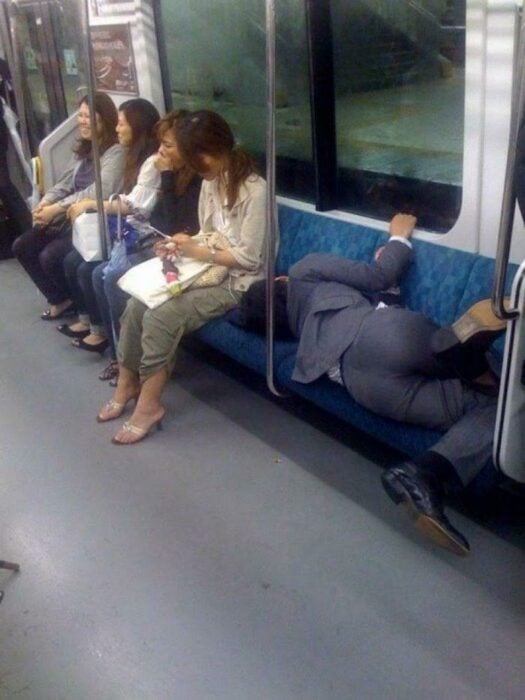 Descansando en el metro