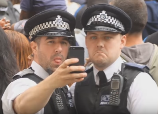 los policías Adoran las selfies