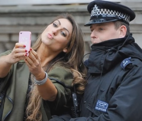 Policía Selfie con chica