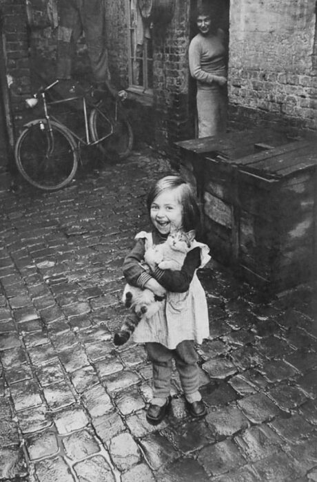 Niña francesa y su gato.