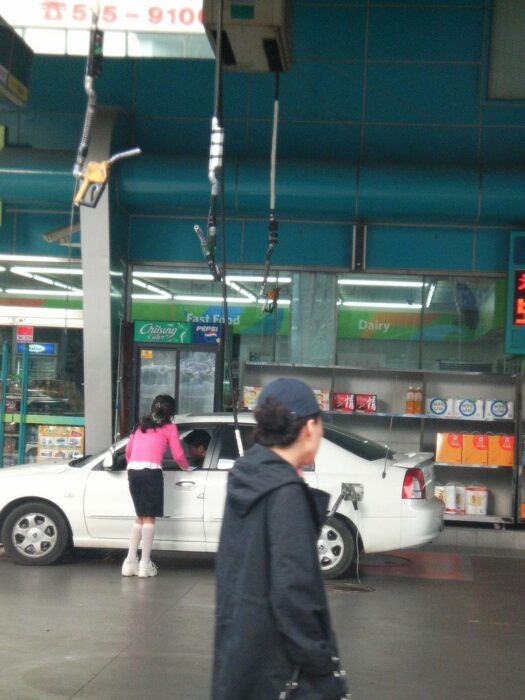 Bombas de gasolina colgando del techo