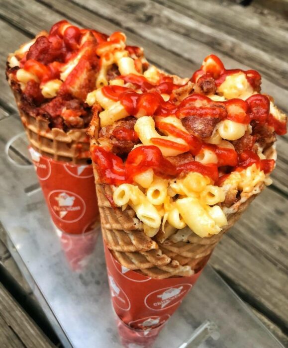 Cono de waffles con queso y macarrones