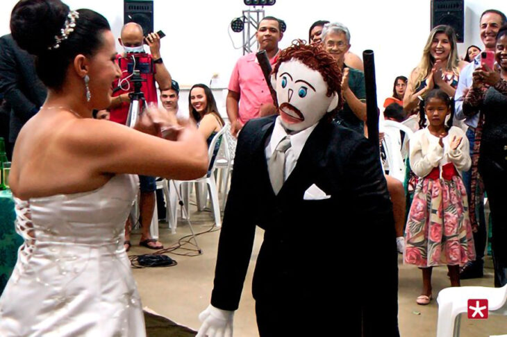 Boda con un muñeco