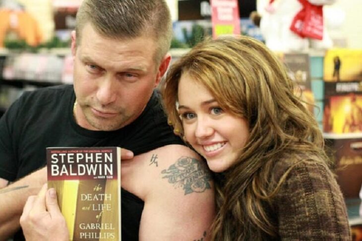 Stephen Baldwin Su tatuaje y Hannah montana en presentación de libro