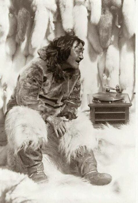 Hombre inuit disfruta de una grabación