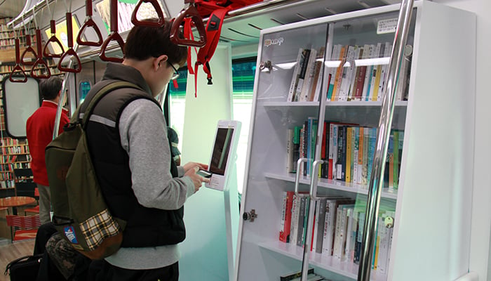 Biblioteca en el vagón del metro seúl