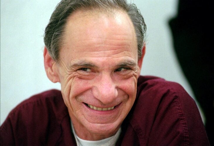 Henry Hill sonriendo