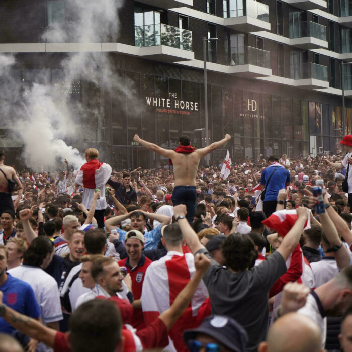 Wembley Way inundado por fans ingleses en la final de la eurocopa 2020