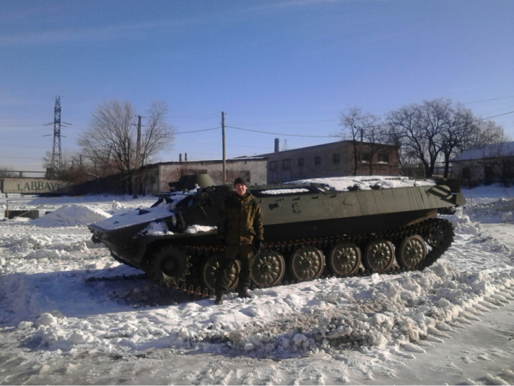 Vehículo móvil Ruso en calle de Alchevsk