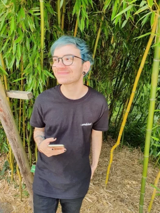 Leonard Stöckl con cabello azul