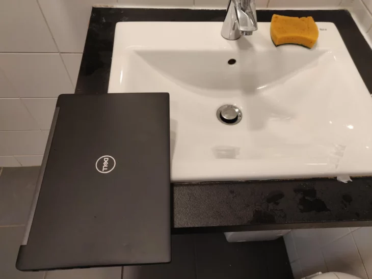 Laptop en el baño