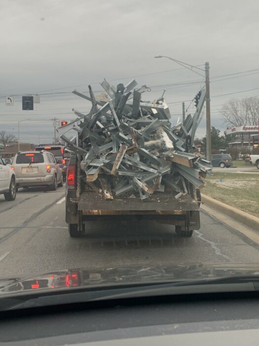 Camioneta cargando vigas