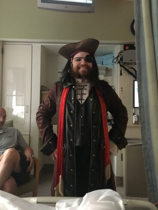 Llega su hermano de visita disfrazado de pirata