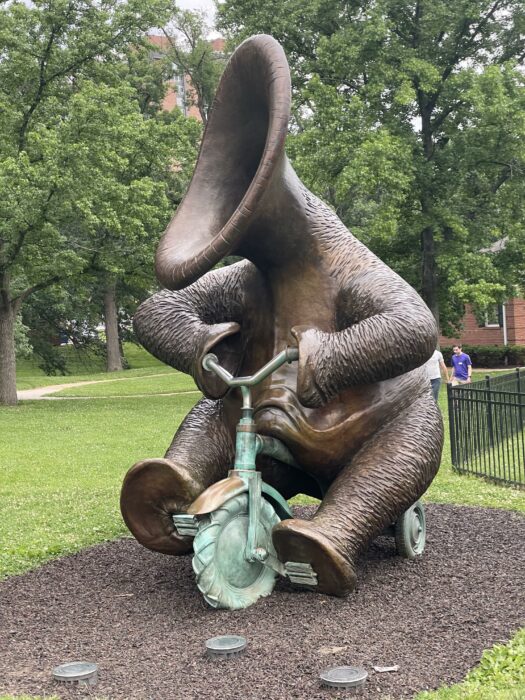 Adorno en parque infantil