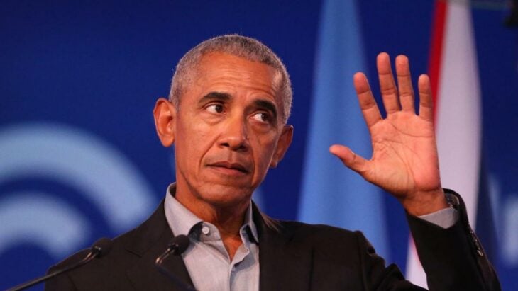 Barack Obama levantando la mano