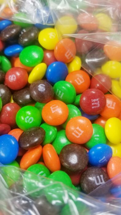 Mezclar skittles y M&Ms