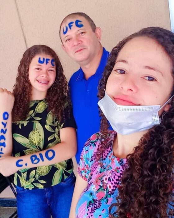 Padre con sus dos hijas