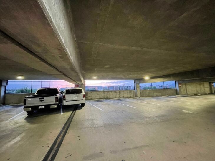 Estrecho estacionamiento