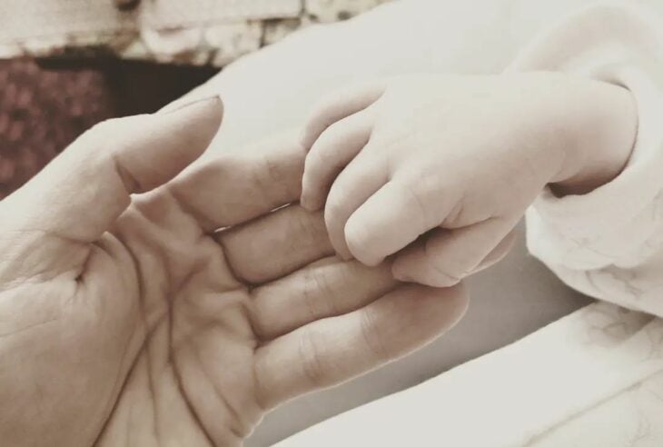 Ofrecer la mano a un bebé