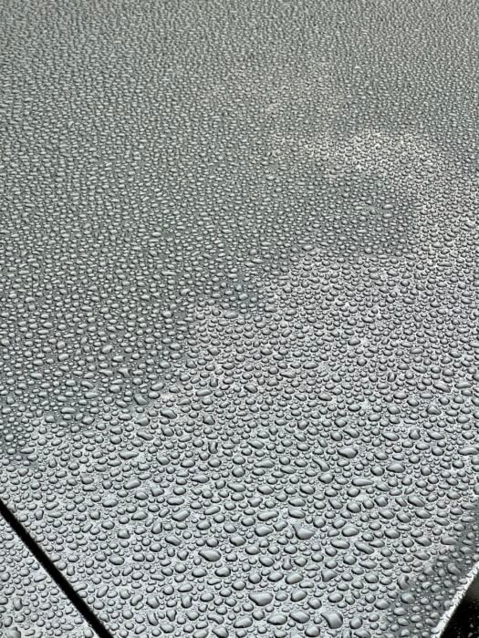 Gotas de lluvia sobre un automóvil