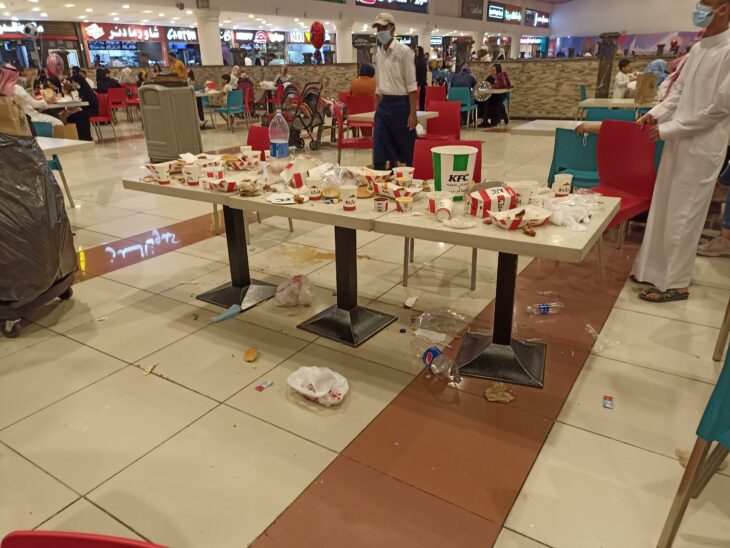 desastre en el área de comida una familia grande