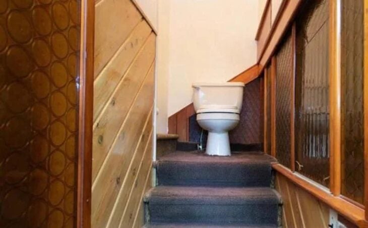 baño en las escaleras