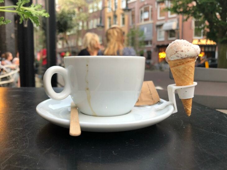 Cappuccino y helado de cortesía