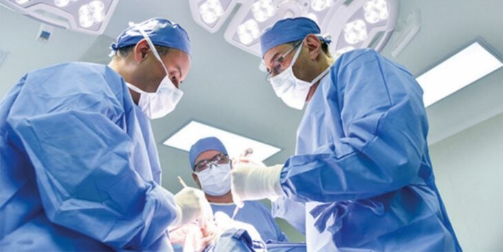 Médicos en cirugía