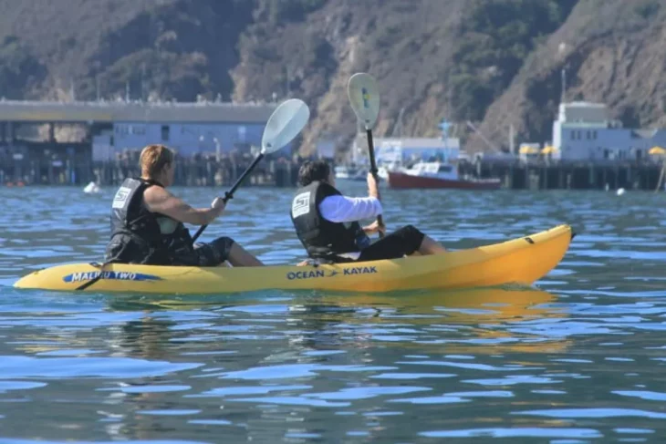 Kayakistas sobre el agua