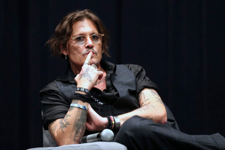 Johnny Depp pensativo