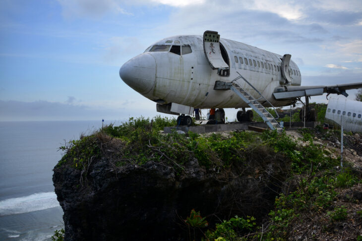 20210917villava alakul egy utasszallito repulogep4 730x487 Un avión Boeing 737 abandonado aparece en Indonesia y nadie sabe de dónde vino