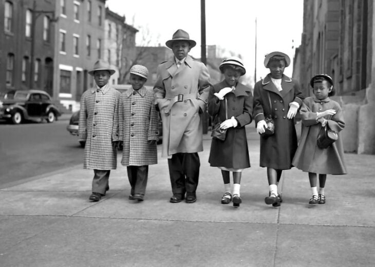 Niños caminando a la iglesia