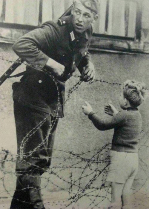 Soldado ayunado a niño a cruzar el Muro de Berlín