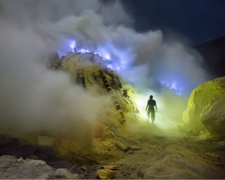Escena dantesca del volcán y un minero