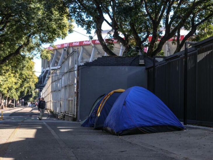 Acampando afuera del estadio