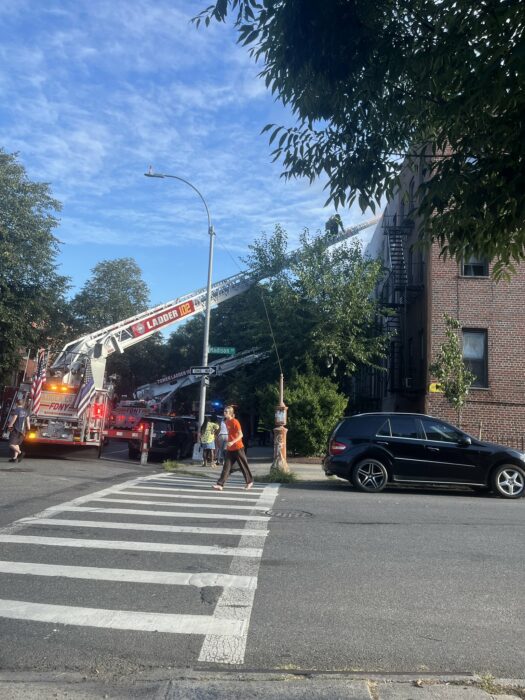 Bomberos atendiendo la emergencia