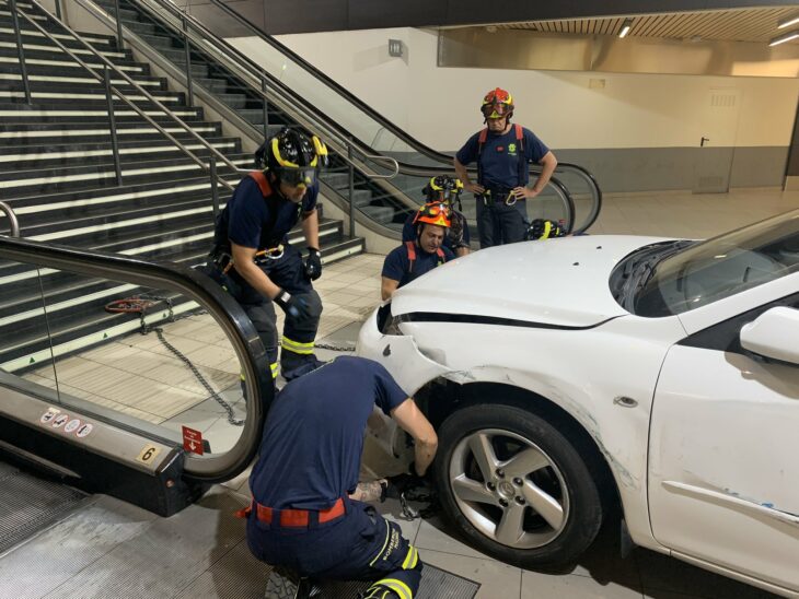 Bomberos realizando maniobras