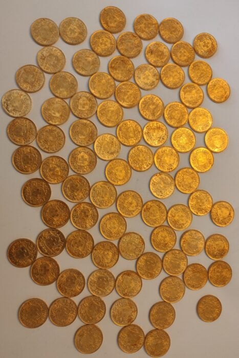 83 monedas de oro