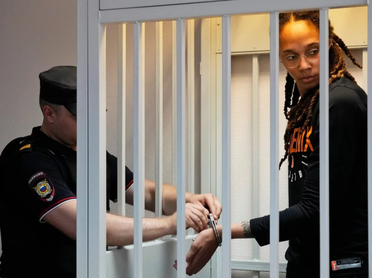 brit grin 730x545 Rusia condena a 9 años de cárcel a basquetbolista estadounidense por llevar aceite cannábico