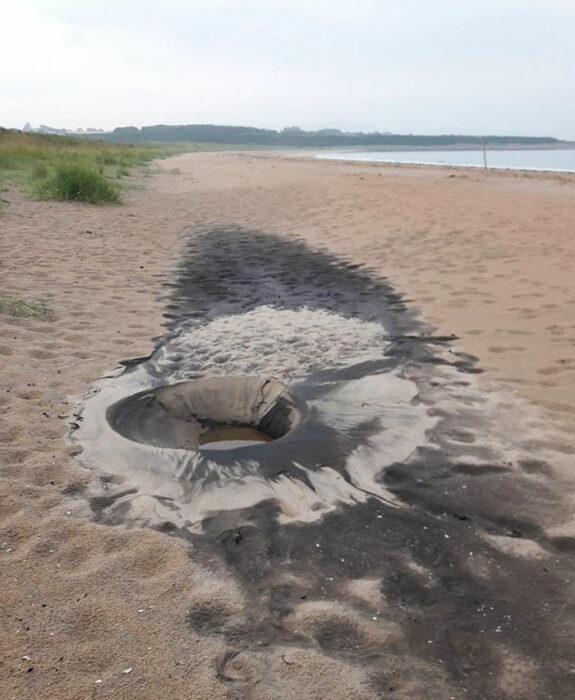 Un rayo cae en la playa